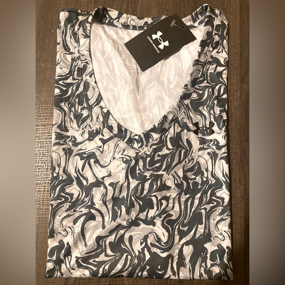 New with tags women’s Under Armour shirt (Large)